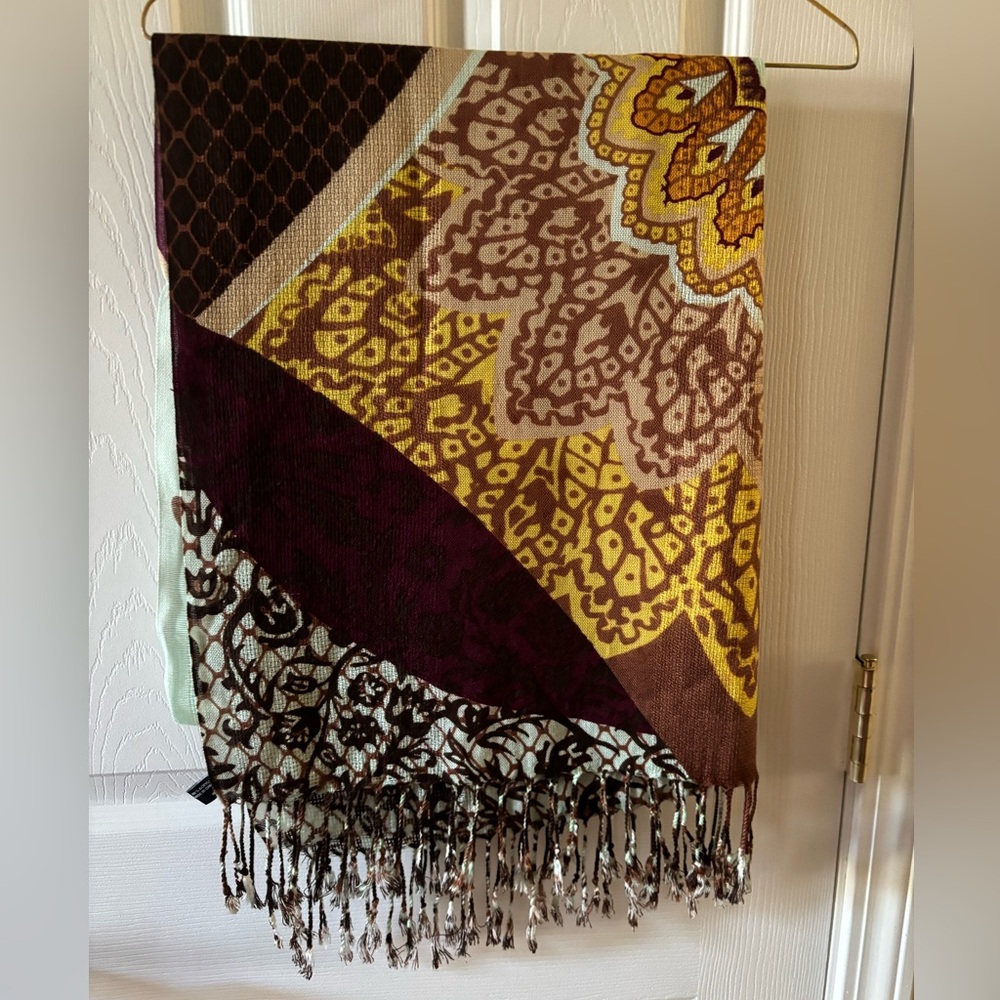 Jones New York fringed scarf in gorgeous color approx 30 X 72